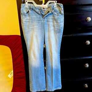 Size 5s LEI Ashley low rise boot cut jeans